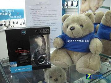 小熊吃瓜戴耳机