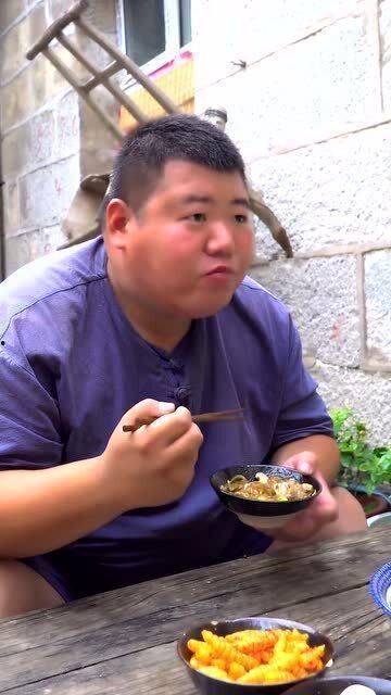 三哥吃蜜瓜,甜蜜滋味，尽享人生